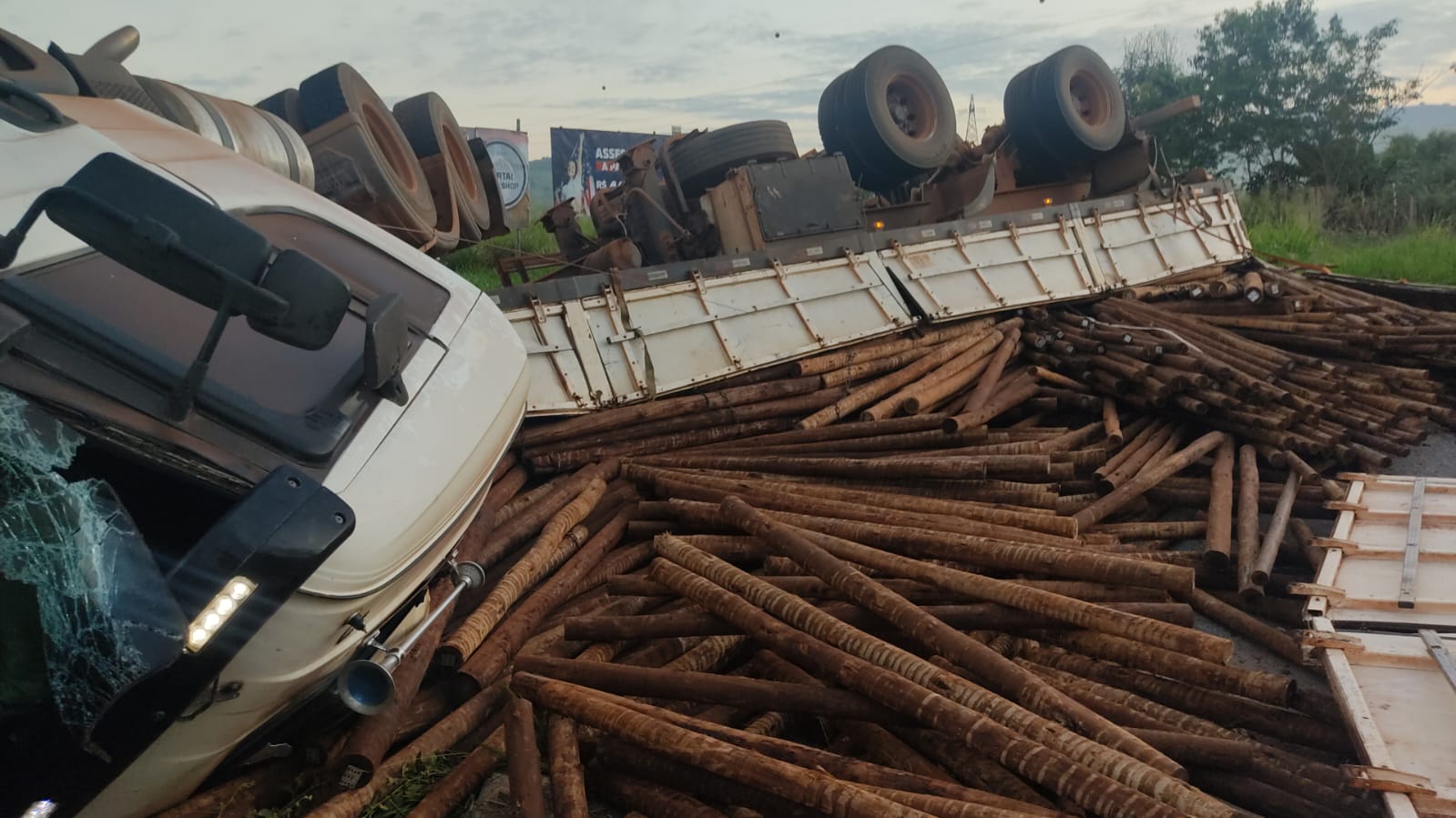 Carreta 27 Toneladas De Eucalipto Tomba Na BR 259 Em Valadares