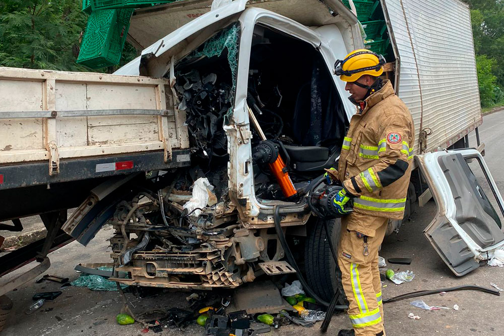 Duas Pessoas Ficam Feridas Em Acidente Entre Carretas Na BR 381