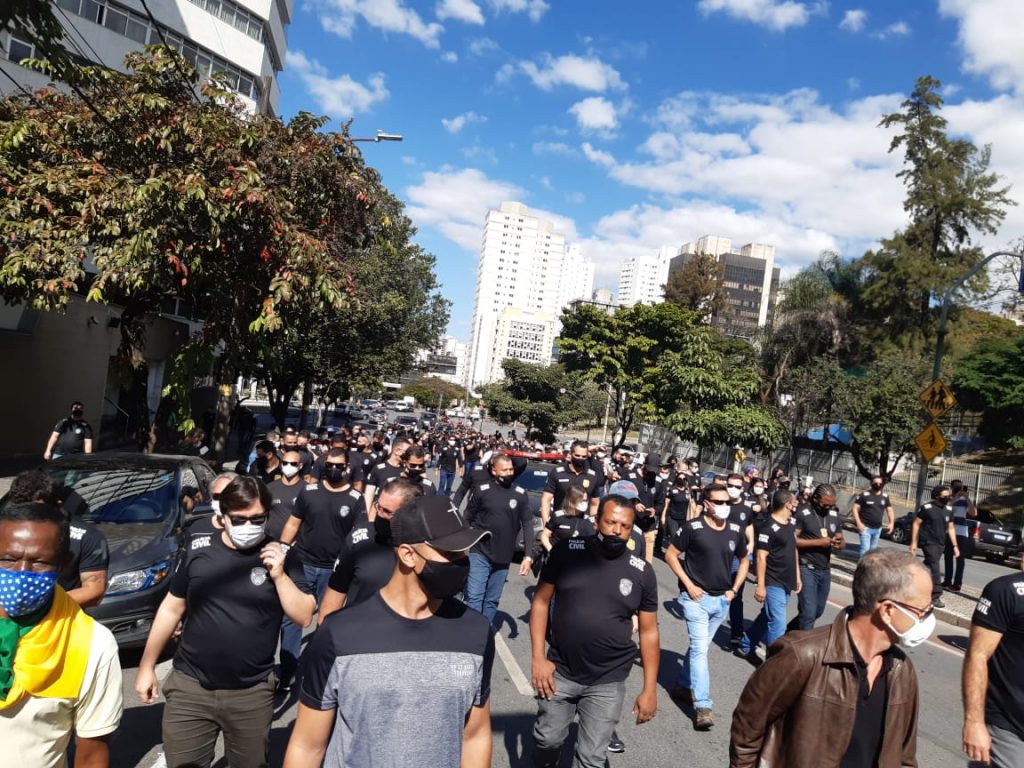 policiais se manifestam contra reforma
