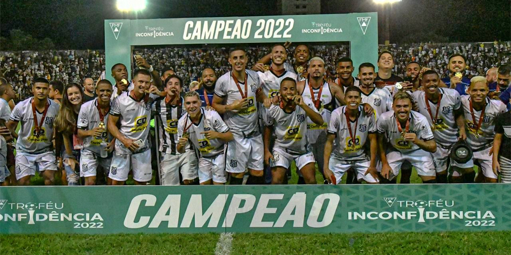 Governador entrega a taça de campeão na decisão do Campeonato