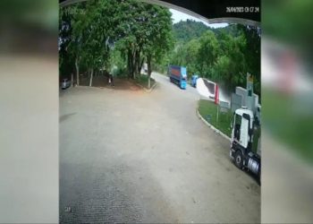 Carga de sal se espalha pela BR-381 após acidente com caminhão em Valadares