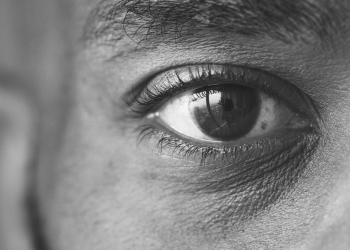 Ajudante geral será indenizado por danos morais após agressões e injúrias raciais