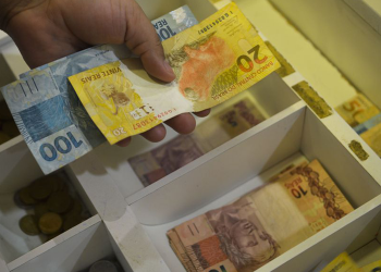 Brasileiros usam cada vez menos dinheiro em espécie, diz BC