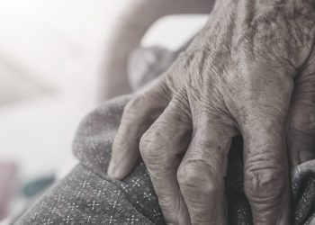 Avó é agredida pelo neto com socos, chutes e tentativa de esganadura em Fabriciano