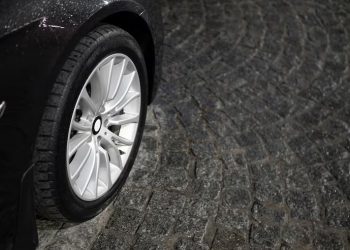 Homem é encontrado morto dentro de caminhonete; PM suspeita de ex-companheiro da namorada da vítima