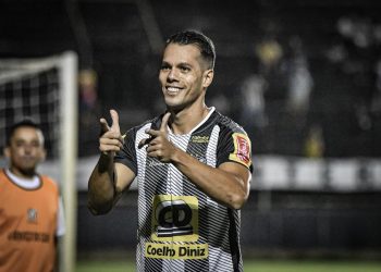 Democrata vence o Athletic e volta à vice-liderança do grupo na Série D