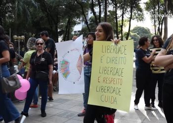 Curso de Psicologia promove caminhada antimanicomial pelas ruas de Valadares