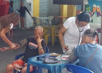 Ação do Dia do Técnico de Enfermagem atende 500 pessoas no Mercado Municipal