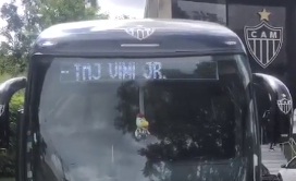 Galo apoia Vini Jr em letreiro de ônibus: ‘O Galo é preto e branco. TMJ Vini Jr’