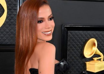Anitta é criticada por usar só o perfil secundário nas redes sociais para falar com fãs brasileiros
