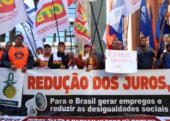 Centrais sindicais fazem protesto em SP contra juros altos