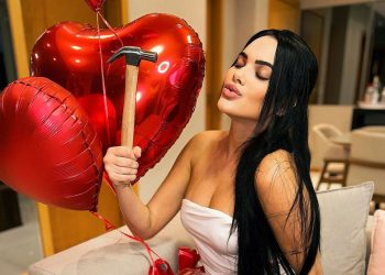 Emily Garcia invade casa do ex com martelo na mão e provoca: ‘Não me arrependo, faria de novo’; veja vídeo