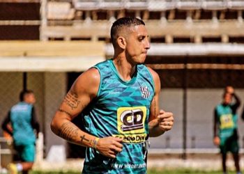 Zagueiro Rafael Caldeira celebra vitória do Democrata sobre o Nova Iguaçu pela Série D