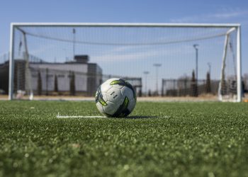 Perigo em quadras de futebol: A ameaça ignorada nos condomínios e a necessidade de fixar as traves de gol