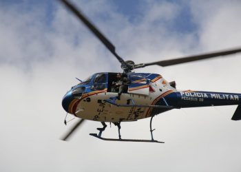 Militares participam de treinamento aéreo com manobras avançadas e tiros
