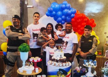 Policiais são homenageados em aniversário após salvarem bebê