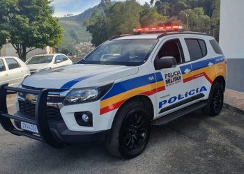 Homem inconformado com fim de relacionamento agride mulher com pauladas, chutes e socos no Vila Isa