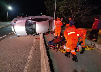 Dois homens ficam feridos após carro capotar na BR-116
