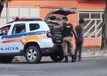 Mulher é presa por enforcar e agredir com socos a filha de apenas 11 anos