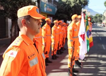 Dia Nacional do Bombeiro é comemorado com desfile e entrega de medalhas em Valadares