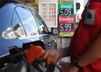 Petrobras reduz preço da gasolina em 4,66% para distribuidoras 
