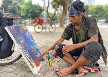 Artista de rua vem de bike da Bahia expor artes em Valadares