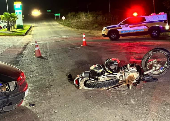 Acidente entre carro e moto na MG-329 deixa uma pessoa morta e outra ferida