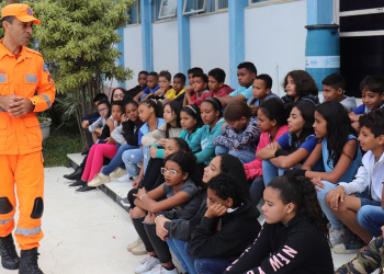 Bombeiros promovem palestras sobre uso racional da água para estudantes em Valadares