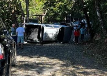 Caminhonete capota na estrada da Ibituruna