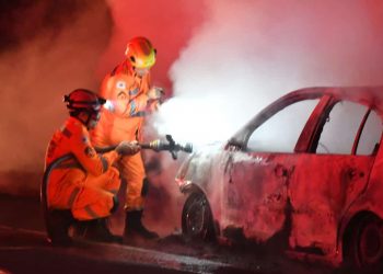 Carro pega fogo na BR-116 próximo a Engenheiro Caldas