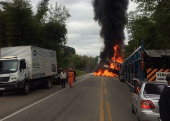 Grave acidente entre dois caminhões e um carro interdita BR-116 em Valadares