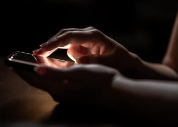 Mulher finge pedir hambúrguer para chamar a PM no Vera Cruz