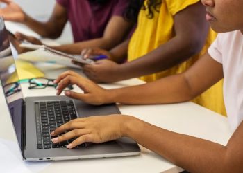 Parceria entre Ministério do Trabalho em Valadares e Unops oferece cursos gratuitos para comunidades ribeirinhas