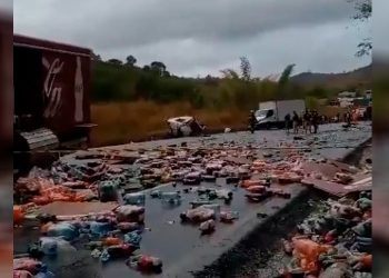 Duas pessoas morrem em acidente grave com três caminhões na BR-116