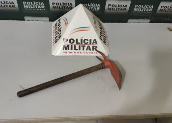 Mulher é presa após ameaçar a própria mãe com uma machadinha