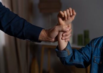 Menina de 12 anos conta à polícia que se prostituía a mando do próprio pai