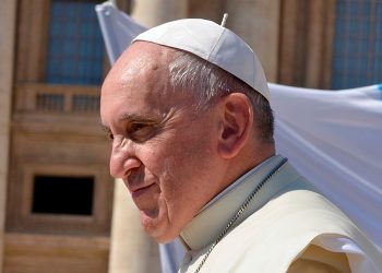 Papa diz a pessoa transgênero: “Deus nos ama como somos”