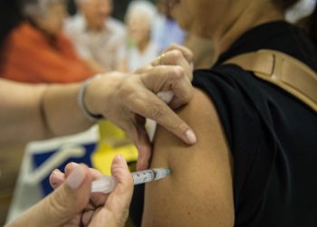 Baixa vacinação de idosos acende alerta para casos de gripe