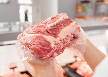 Açougue assina Termo de Ajustamento de Conduta após jovem aprendiz trabalhar 12h por dia