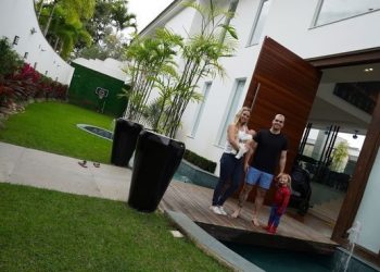 Mansão de Luccas Neto tem quatro andares, pista de boliche, cinema e é avaliada em R$ 30 milhões