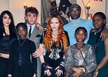 Filhos de Madonna preparam intervenção para mãe parar de ‘agir como se tivesse 20 anos’