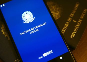 Mulheres negras recebem 48% do que ganham homens brancos