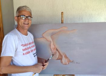 Walter Andrade utiliza a arte para levar espectadores a viagens por universos abstratos