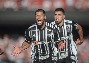 Com gols de Hulk e Pavón, Galo faz as pazes com a vitória