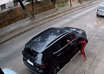 Câmeras flagram homem arrombando carro e roubando uma bolsa de dentro do veículo