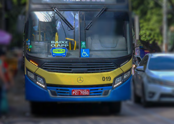 Homem é flagrado mostrando órgão genital dentro de ônibus 