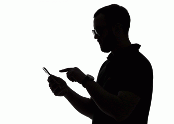 Jovem segurando celular