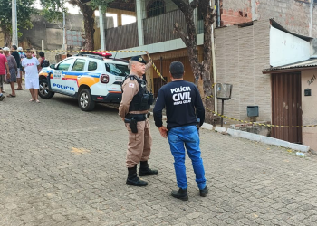 Mulher é assassinada a tiros na frente de casa no Santa Rita