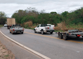 Um acidente entre um carro e um caminhão