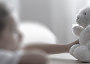 Pai é preso após agredir filha de 7 anos por ela lavar a louça e guardar talher em lugar diferente